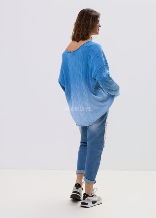 Sweter damski oversize w kolorze niebieskim z delikatnym strukturalnym wzorem – luźny fason z długim rękawem i miękko układającym się materiałem