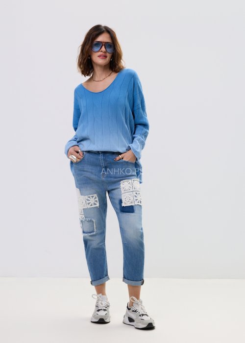 Sweter damski oversize w kolorze niebieskim z delikatnym strukturalnym wzorem – luźny fason z długim rękawem i miękko układającym się materiałem