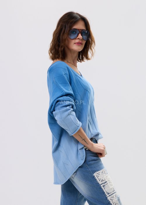 Sweter damski oversize w kolorze niebieskim z delikatnym strukturalnym wzorem – luźny fason z długim rękawem i miękko układającym się materiałem