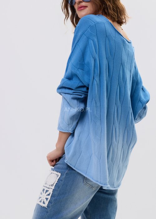 Sweter damski oversize w kolorze niebieskim z delikatnym strukturalnym wzorem – luźny fason z długim rękawem i miękko układającym się materiałem