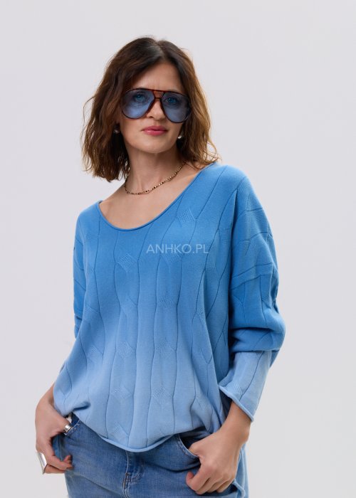 Sweter damski oversize w kolorze niebieskim z delikatnym strukturalnym wzorem – luźny fason z długim rękawem i miękko układającym się materiałem