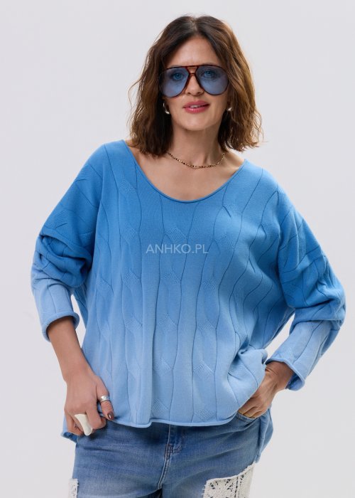 Sweter damski oversize w kolorze niebieskim z delikatnym strukturalnym wzorem – luźny fason z długim rękawem i miękko układającym się materiałem