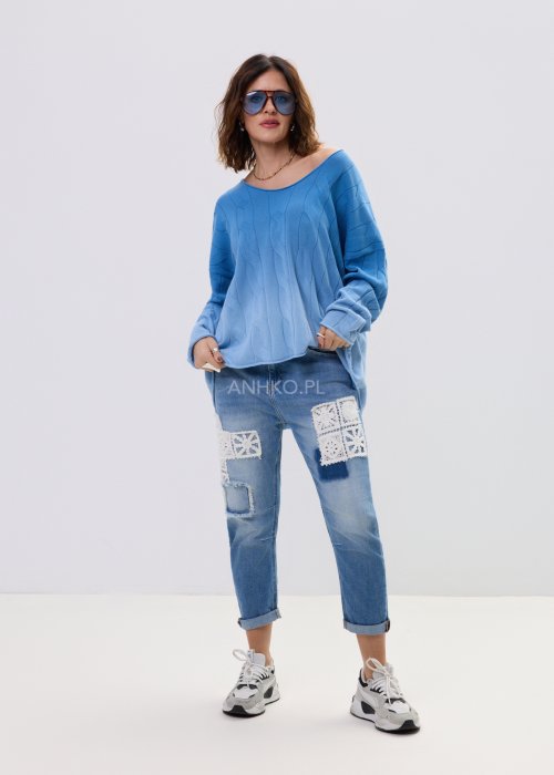 Sweter damski oversize w kolorze niebieskim z delikatnym strukturalnym wzorem – luźny fason z długim rękawem i miękko układającym się materiałem