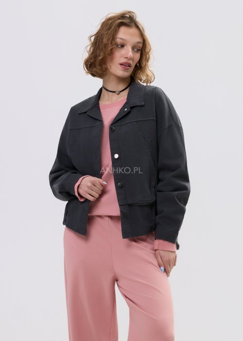 Grafitowa kurtka jeansowa damska z napami i krótkim krojem, zestawiona z różowym kompletem w stylu casual.