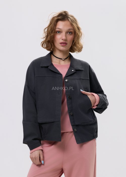 Grafitowa kurtka jeansowa damska z napami i krótkim krojem, zestawiona z różowym kompletem w stylu casual.