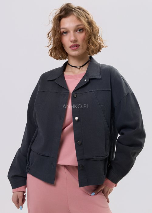 Grafitowa kurtka jeansowa damska z napami i krótkim krojem, zestawiona z różowym kompletem w stylu casual.