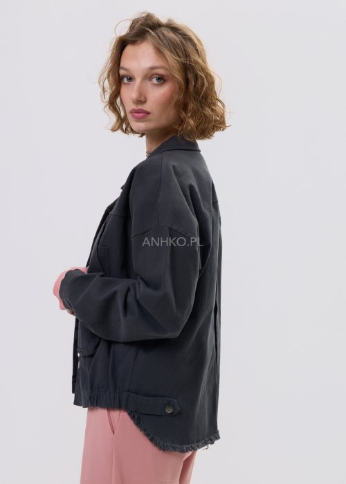 Grafitowa kurtka jeansowa damska z napami i krótkim krojem, zestawiona z różowym kompletem w stylu casual.