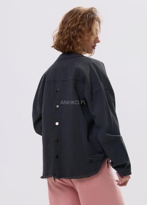 Grafitowa kurtka jeansowa damska z napami i krótkim krojem, zestawiona z różowym kompletem w stylu casual.