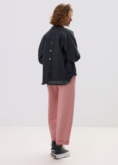 Grafitowa kurtka jeansowa damska z napami i krótkim krojem, zestawiona z różowym kompletem w stylu casual.