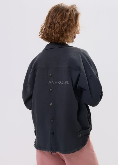 Grafitowa kurtka jeansowa damska z napami i krótkim krojem, zestawiona z różowym kompletem w stylu casual.