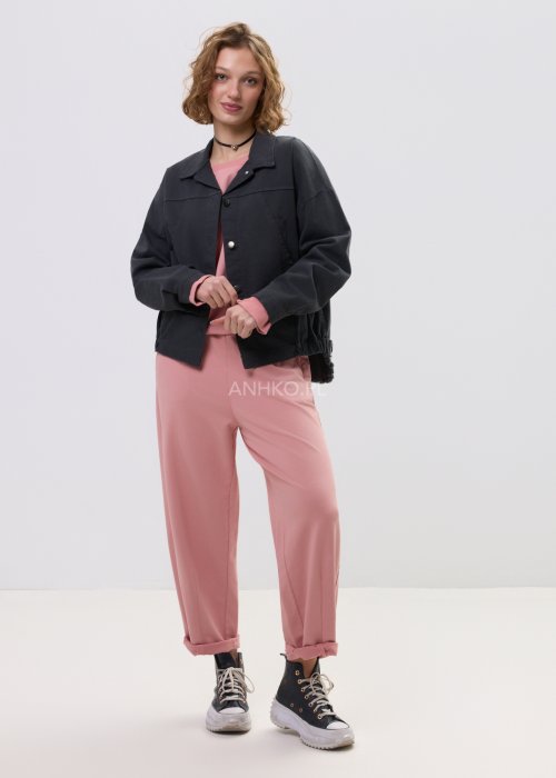 Grafitowa kurtka jeansowa damska z napami i krótkim krojem, zestawiona z różowym kompletem w stylu casual.