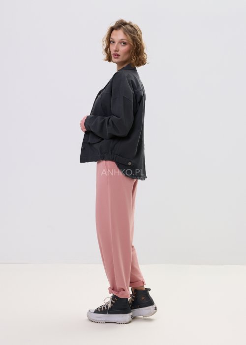 Grafitowa kurtka jeansowa damska z napami i krótkim krojem, zestawiona z różowym kompletem w stylu casual.