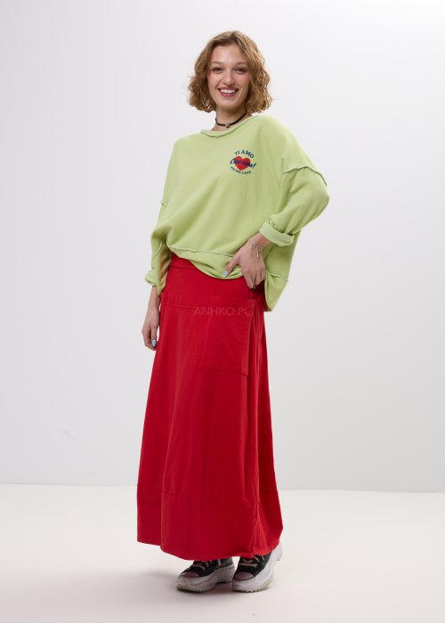 Bluza damska oversize limonkowa z napisem i surowym wykończeniem, luźny fason z obniżoną linią ramion w casualowej stylizacji.