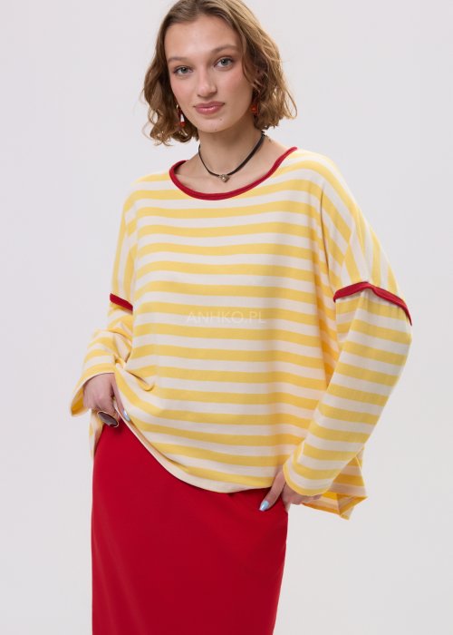 Bluza oversize w żółto-kremowe paski z czerwonym wykończeniem przy dekolcie i rękawach – luźny fason z szerokimi rękawami na sylwetce