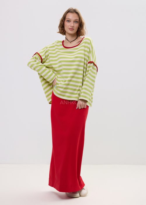 Bluza oversize w limonkowo-kremowe paski z czerwonym wykończeniem przy dekolcie i rękawach – luźny fason z szerokimi rękawami na sylwetce