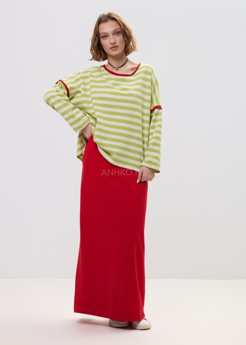 Bluza oversize w limonkowo-kremowe paski z czerwonym wykończeniem przy dekolcie i rękawach – luźny fason z szerokimi rękawami na sylwetce