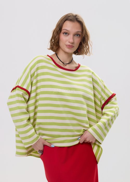 Bluza oversize w limonkowo-kremowe paski z czerwonym wykończeniem przy dekolcie i rękawach – luźny fason z szerokimi rękawami na sylwetce