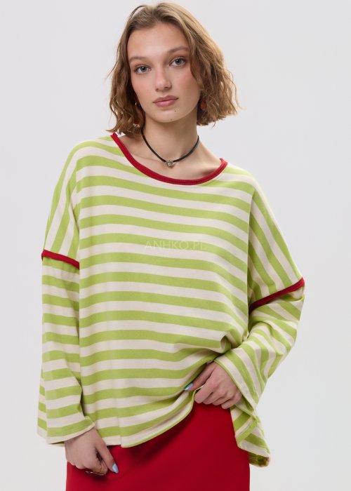 Bluza oversize w limonkowo-kremowe paski z czerwonym wykończeniem przy dekolcie i rękawach – luźny fason z szerokimi rękawami na sylwetce