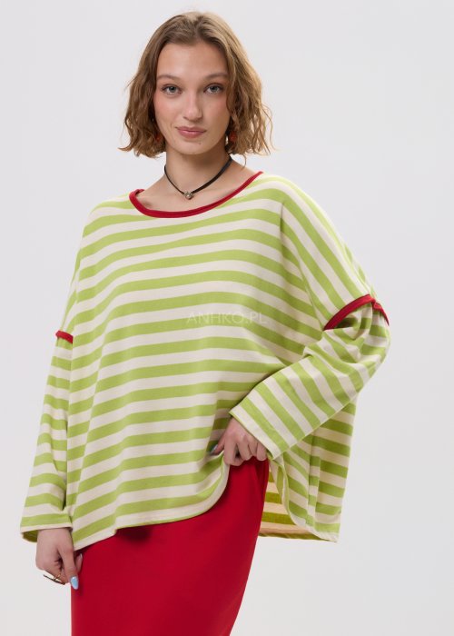 Bluza oversize w limonkowo-kremowe paski z czerwonym wykończeniem przy dekolcie i rękawach – luźny fason z szerokimi rękawami na sylwetce