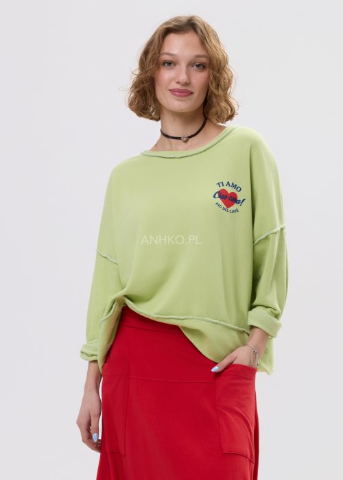 Bluza damska oversize limonkowa z napisem i surowym wykończeniem, luźny fason z obniżoną linią ramion w casualowej stylizacji.