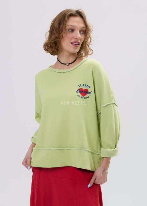 Bluza damska oversize limonkowa z napisem i surowym wykończeniem, luźny fason z obniżoną linią ramion w casualowej stylizacji.