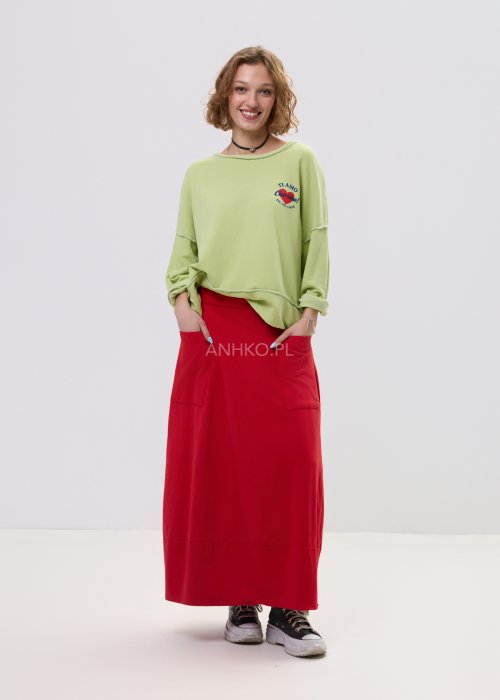 Bluza damska oversize limonkowa z napisem i surowym wykończeniem, luźny fason z obniżoną linią ramion w casualowej stylizacji.