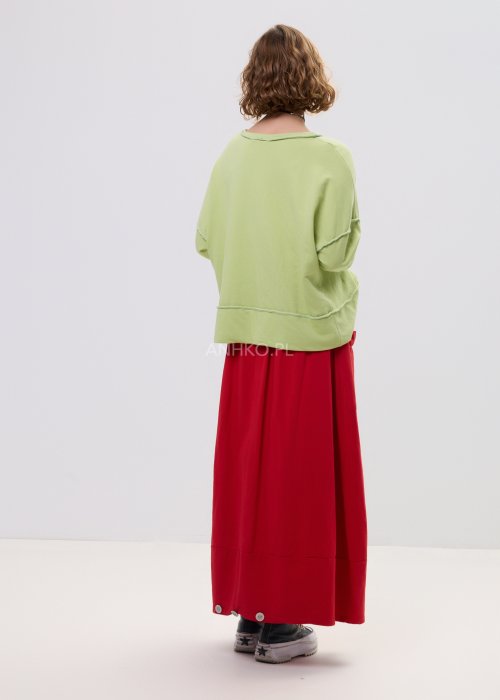 Bluza damska oversize limonkowa z napisem i surowym wykończeniem, luźny fason z obniżoną linią ramion w casualowej stylizacji.