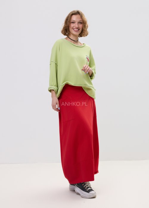Bluza damska oversize limonkowa z napisem i surowym wykończeniem, luźny fason z obniżoną linią ramion w casualowej stylizacji.