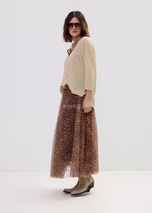 Spódnica maxi w kolorze brązowym w delikatne kropki z warstwową tiulową strukturą – lekki, zwiewny fason na sylwetce