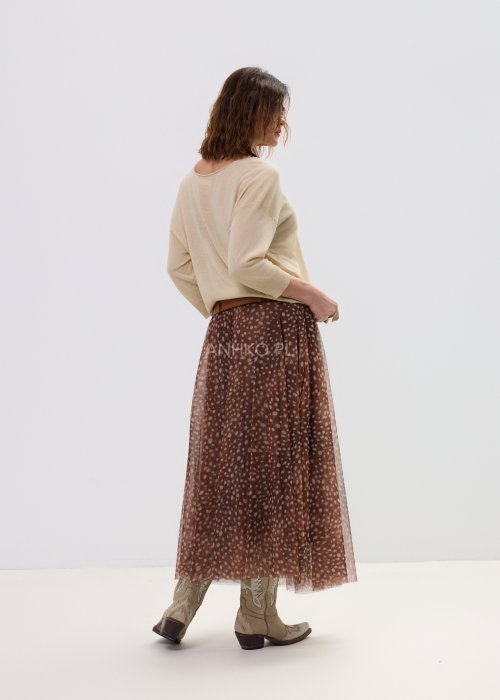 Spódnica maxi w kolorze brązowym w delikatne kropki z warstwową tiulową strukturą – lekki, zwiewny fason na sylwetce