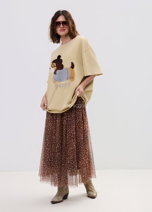 Spódnica maxi w kolorze brązowym w delikatne kropki z warstwową tiulową strukturą – lekki, zwiewny fason na sylwetce