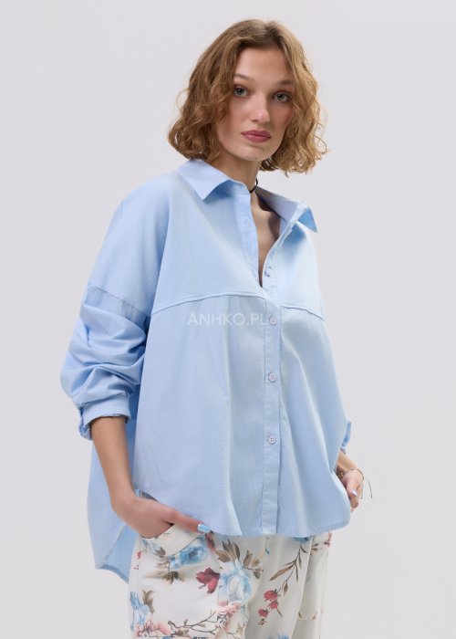 Koszula damska oversize błękitna z kołnierzykiem i guzikami, luźny fason z długim rękawem w lekkiej, casualowej stylizacji.