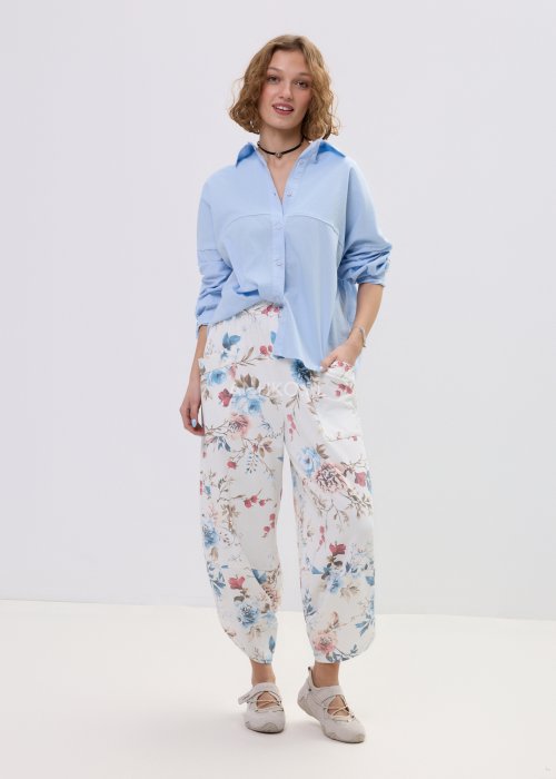 Koszula damska oversize błękitna z kołnierzykiem i guzikami, luźny fason z długim rękawem w lekkiej, casualowej stylizacji.