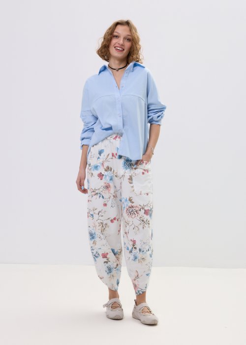 Koszula damska oversize błękitna z kołnierzykiem i guzikami, luźny fason z długim rękawem w lekkiej, casualowej stylizacji.