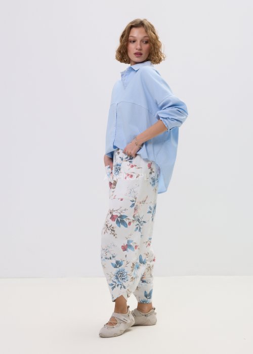 Koszula damska oversize błękitna z kołnierzykiem i guzikami, luźny fason z długim rękawem w lekkiej, casualowej stylizacji.