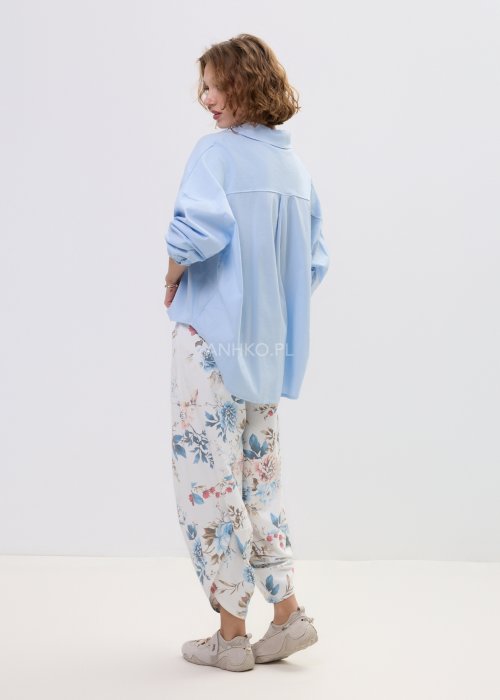 Koszula damska oversize błękitna z kołnierzykiem i guzikami, luźny fason z długim rękawem w lekkiej, casualowej stylizacji.