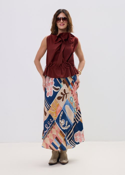 Bluzka bez rękawów w kolorze ceglanym z dekoracyjną falbaną przy dekolcie i marszczeniem w talii – elegancki fason na sylwetce