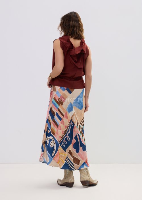 Bluzka bez rękawów w kolorze ceglanym z dekoracyjną falbaną przy dekolcie i marszczeniem w talii – elegancki fason na sylwetce