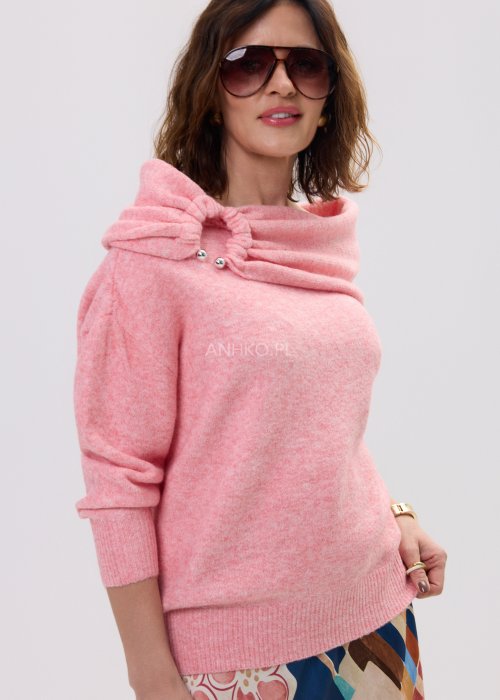 Różowy sweter golf damski z szerokim, układanym kołnierzem i ozdobnym marszczeniem przy ramieniu, z długim rękawem.