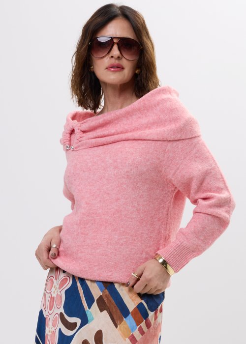 Różowy sweter golf damski z szerokim, układanym kołnierzem i ozdobnym marszczeniem przy ramieniu, z długim rękawem.