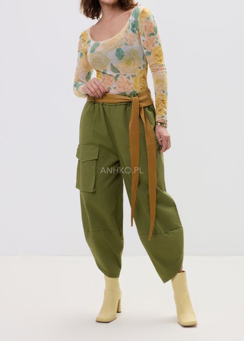 Dopasowane body damskie w żółte róże z długim rękawem i dekoltem łódkowym, podkreślające sylwetkę.