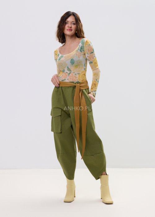 Dopasowane body damskie w żółte róże z długim rękawem i dekoltem łódkowym, podkreślające sylwetkę.