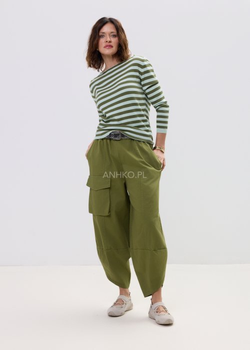 Sweter damski w paski w odcieniach khaki i jasnej mięty z długim rękawem i klasycznym półokrągłym dekoltem.