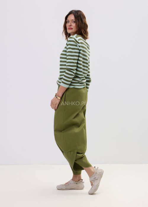 Sweter damski w paski w odcieniach khaki i jasnej mięty z długim rękawem i klasycznym półokrągłym dekoltem.