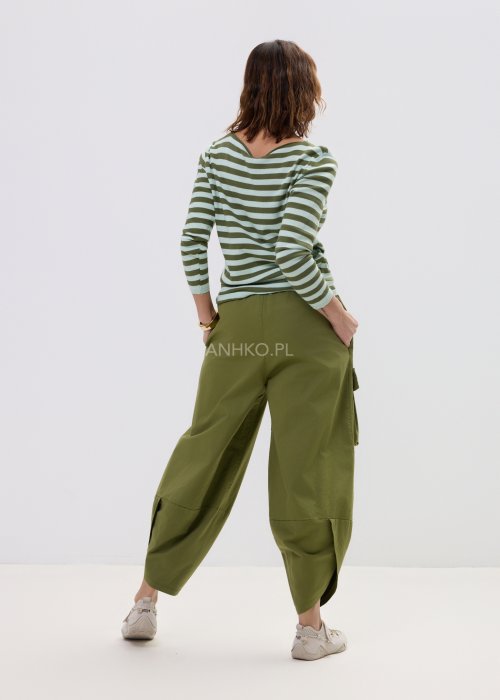 Sweter damski w paski w odcieniach khaki i jasnej mięty z długim rękawem i klasycznym półokrągłym dekoltem.