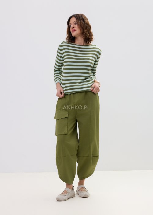 Sweter damski w paski w odcieniach khaki i jasnej mięty z długim rękawem i klasycznym półokrągłym dekoltem.