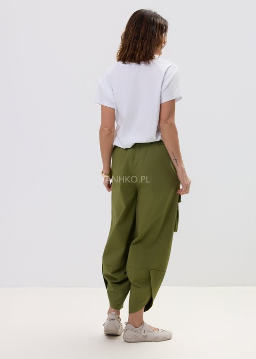 Biała bluzka t-shirt damski z krótkim rękawem i ozdobnym nadrukiem z motywem żyraf w złoto-oliwkowej kolorystyce.