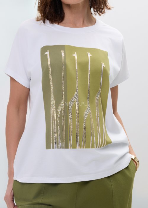 Biała bluzka t-shirt damski z krótkim rękawem i ozdobnym nadrukiem z motywem żyraf w złoto-oliwkowej kolorystyce.