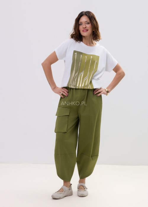 Biała bluzka t-shirt damski z krótkim rękawem i ozdobnym nadrukiem z motywem żyraf w złoto-oliwkowej kolorystyce.