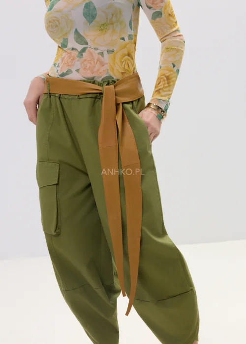 Szeroki pasek damski w kolorze karmelowym, wiązany w talii z długimi końcówkami, stylowy dodatek podkreślający sylwetkę w casualowej stylizacji.